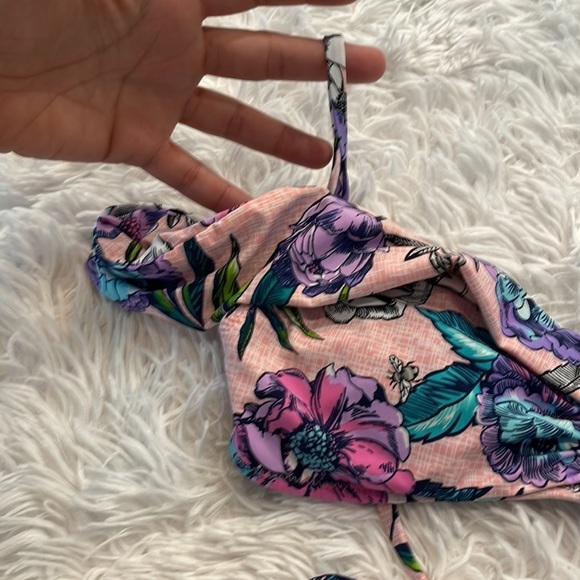 NWT Vera Bradley
Meadow and Meadow Monotone Savannah Reversible Bikini Top - Picture 9 of 12